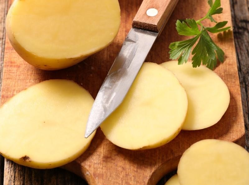 Có nên dùng khoai tây để trị mụn cấp tốc?