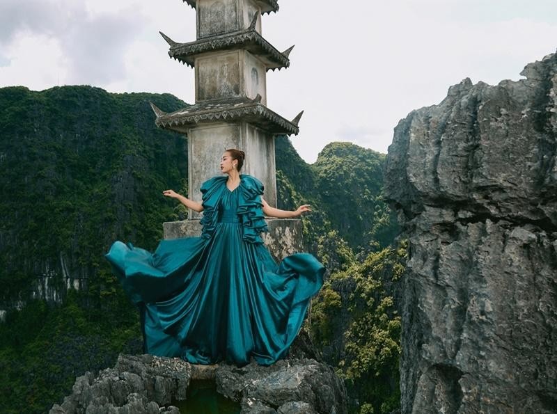 Đỗ Mỹ Linh: Leo 500 bậc thang, lội đầm chỉ để hóa thành nàng thơ trong bộ ảnh "Fashion Destination"