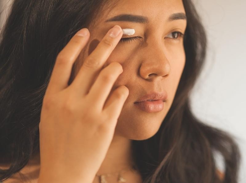 Khi nào thì nhất định phải dùng kem dưỡng riêng cho vùng mắt?
