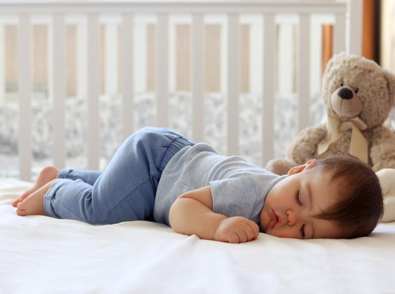 Trẻ nằm sấp khi ngủ, cha mẹ phải làm gì?