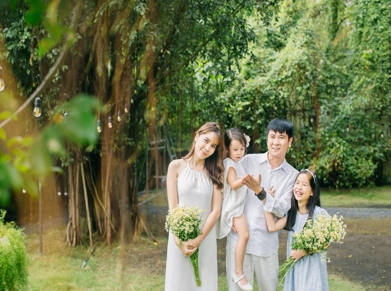Lưu Hương Giang khoe tổ ấm hạnh phúc bên Hồ Hoài Anh và 2 con gái
