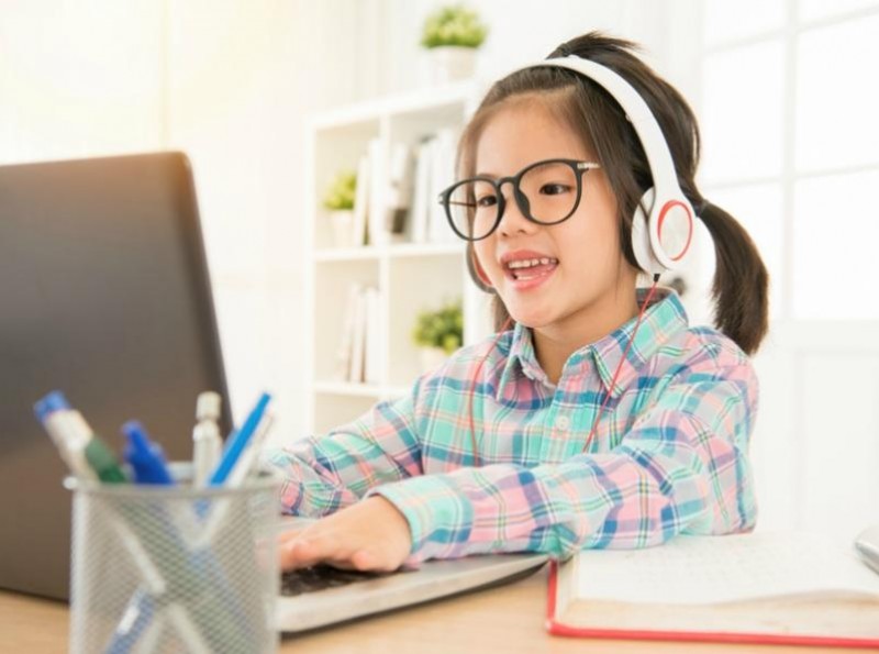 Đeo tai nghe nhiều khi học online có làm con giảm thính lực?