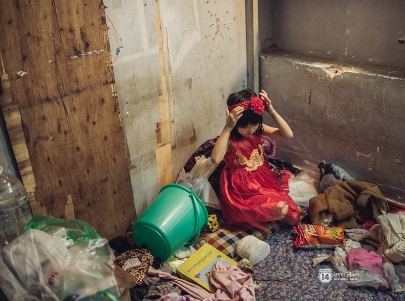 Chùm ảnh: Những khoảnh khắc đốn tim của em bé nghèo có gu ăn mặc như "fashionista" ở Hà Nội