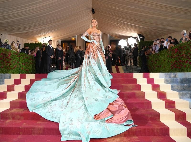 Blake Lively tại lễ hội thời trang Met Gala: Năm nào cũng là nữ thần, bộ váy nào cũng đẹp mãn nhãn