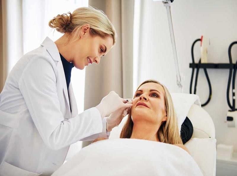 Những trường hợp nào bạn cần đi gặp chuyên gia da liễu?