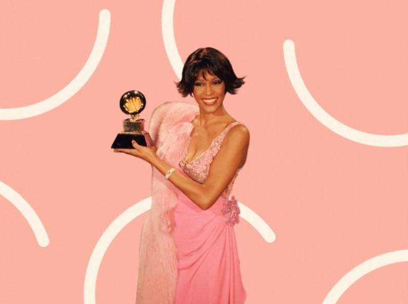 Whitney Houston: Có lúc lấp lánh kim sa, có lúc đơn giản nhưng vẫn đẹp tựa nữ thần 
