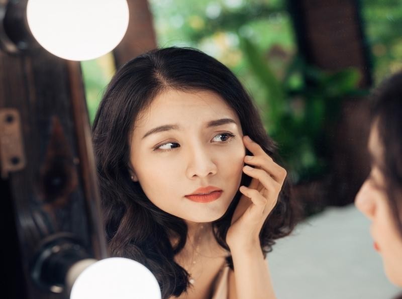 Lựa chọn thành phần gì để làm dịu vết mụn qua đêm?