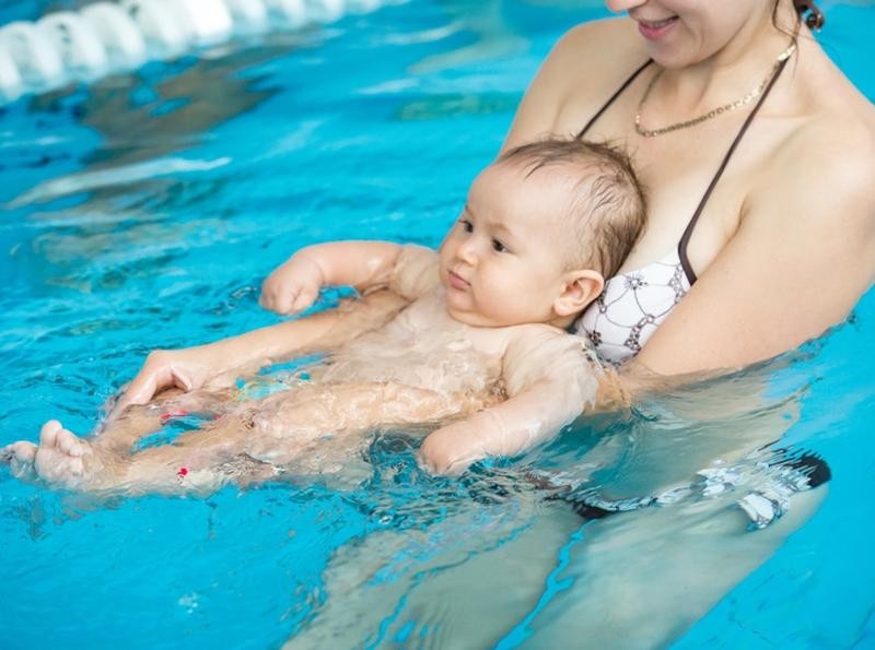 Nếu thương con, hãy cho con học bơi càng sớm càng tốt