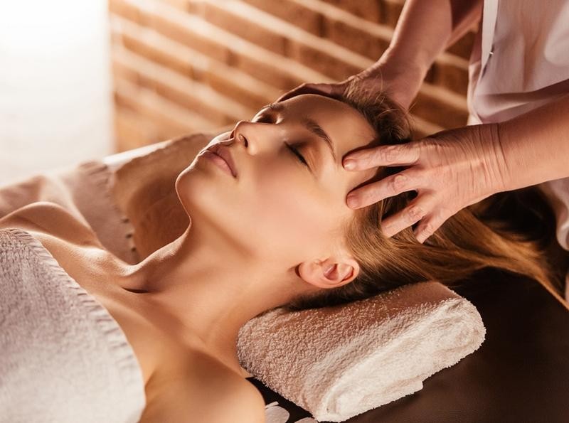 Vì sao bạn nên massage cho da đầu hàng tuần?