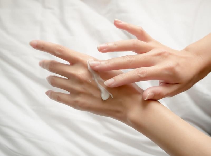Bàn tay, gót chân, khuỷu tay – 3 vùng da dễ bị “sa mạc hóa” trong mùa đông
