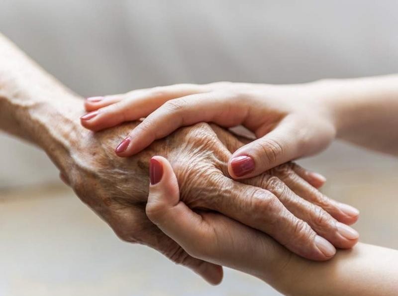 Chăm sóc người cao tuổi với phương pháp massage giảm nhức mỏi tại nhà