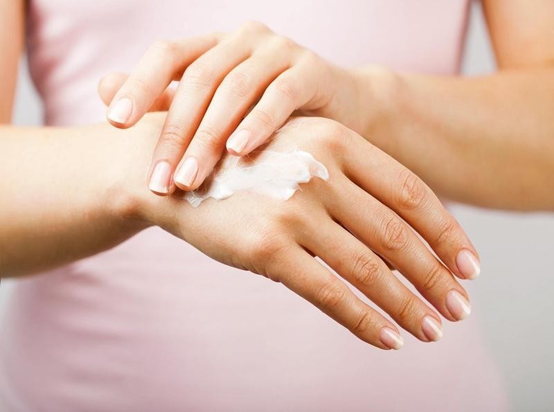 Đừng bỏ mặc làn da tay sau khi dùng nước rửa tay sát khuẩn chứa cồn