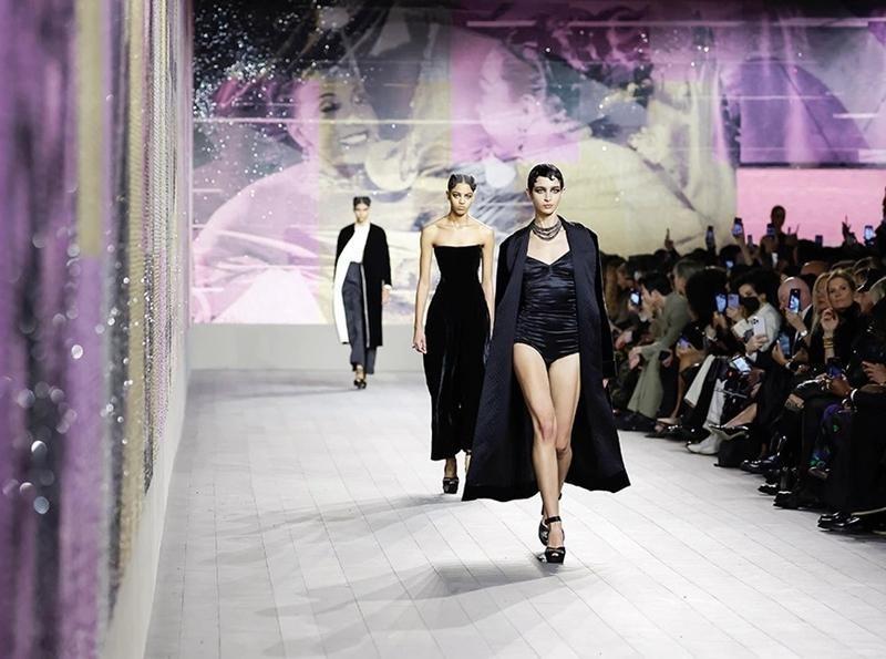 Xem sàn trình diễn thời trang Haute Couture để biết Xuân Hè 2023 rộ lên những xu hướng nào 