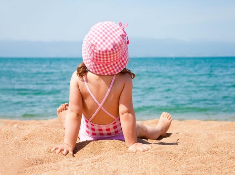 Hướng dẫn tắm nắng đúng cách để bổ sung vitamin D cho trẻ