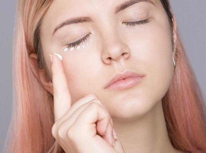 Bạn có nên dùng kem dưỡng da mắt ngay bây giờ?