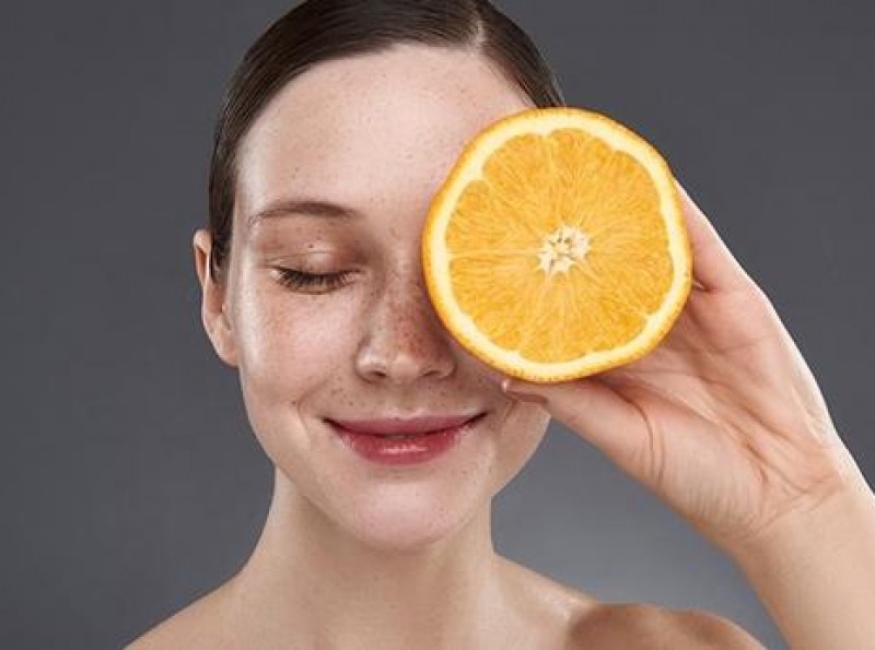 Bạn có cần một tuýp kem dưỡng da vùng mắt chứa vitamin C?
