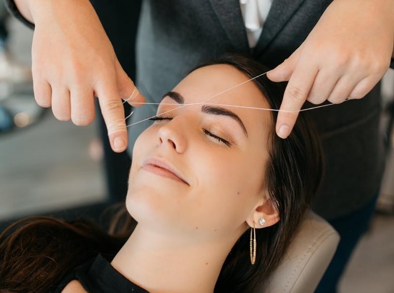 Vì sao không nên tự triệt lông mày bằng chỉ tại nhà?