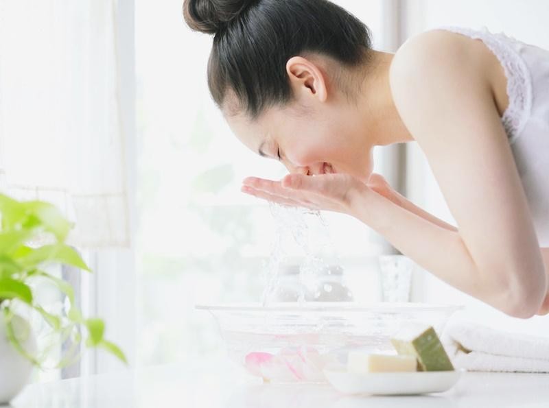 Tầm quan trọng của sữa rửa mặt có độ pH cân bằng trong những ngày lạnh giá 