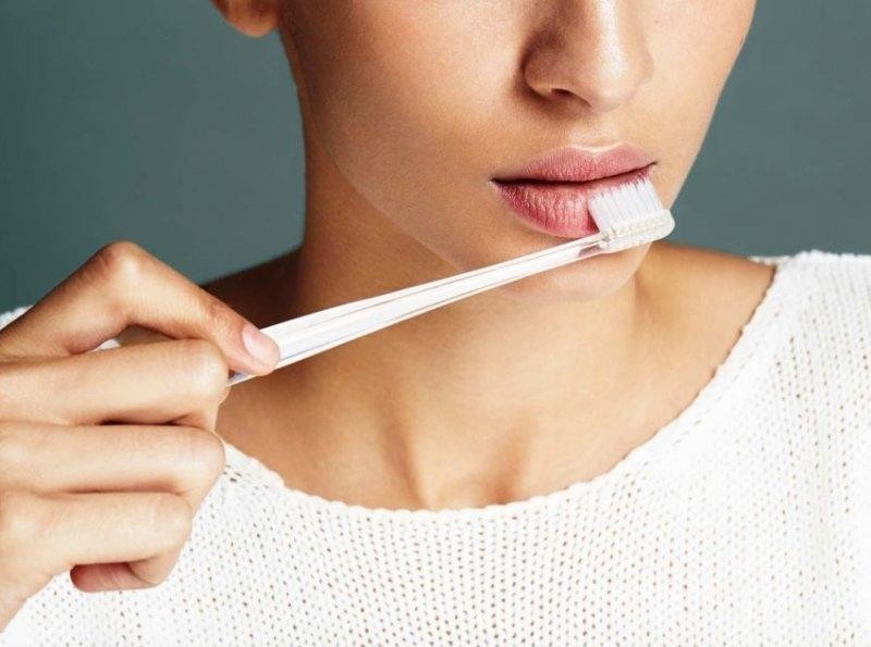 4 thói quen nên có để môi không thâm sạm vào mùa hè