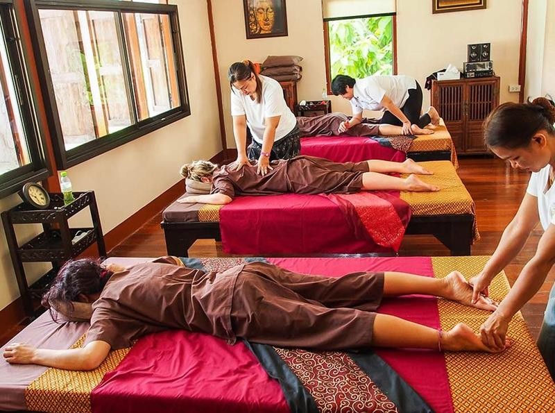 Tại sao ai tới du lịch Thái Lan cũng thích mua dầu massage?