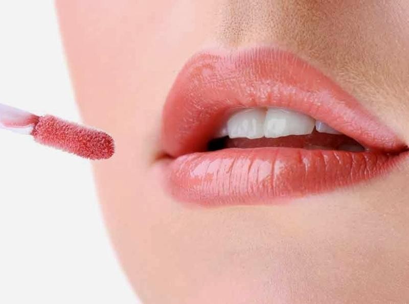 Vì sao đôi môi bạn không ngừng bong tróc?