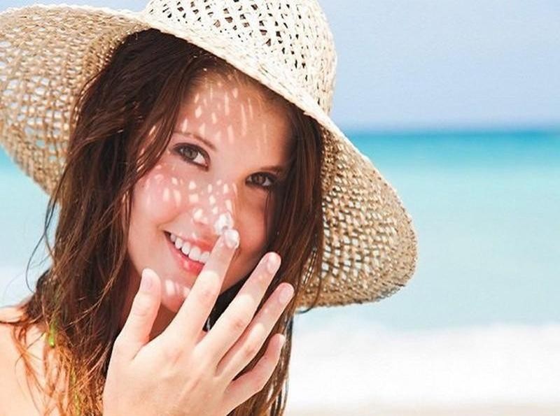 Ở nhà nghỉ dịch cũng cần bôi kem chống nắng đều đặn