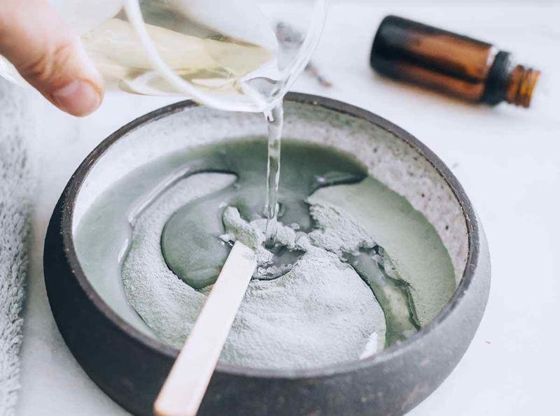 Nếu da bạn nhiều dầu thì hãy đắp mặt nạ với đất sét bentonite 