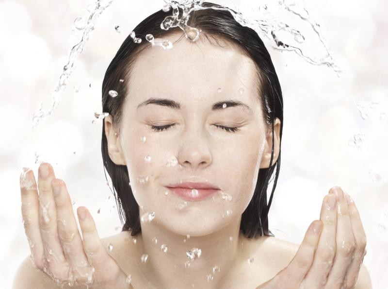 Sử dụng nước muối sinh lý để lau mặt liệu có “thần thánh” như lời đồn?