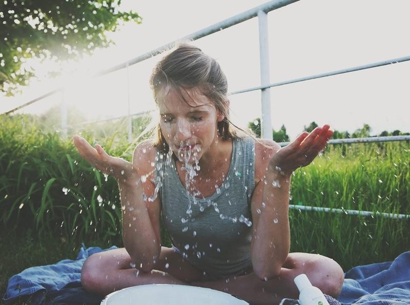 Sai lầm nào đã khiến da bạn nổi mụn trong mùa hè vừa qua?