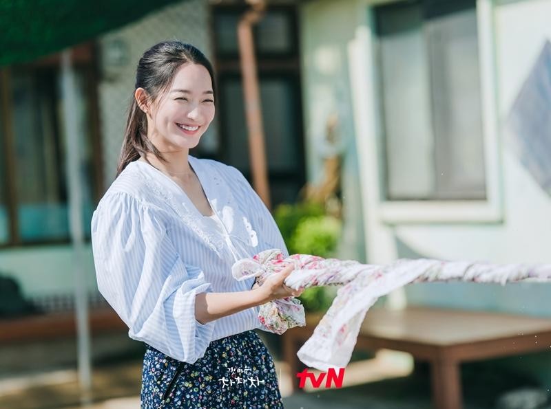 “Học lỏm” phong cách thời trang nữ tính của Shin Min Ah trong bộ phim gây sốt Hometown Cha-cha-cha
