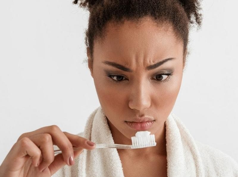 Hại đủ đường khi trị mụn bằng kem đánh răng