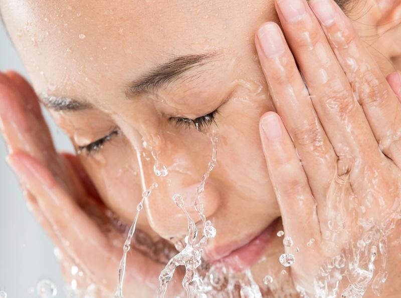 Đừng vì quá “chăm” rửa mặt mà làm hại da trong mùa hanh khô