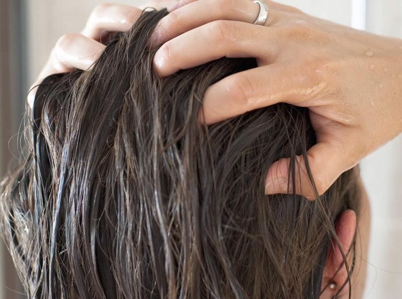 Tẩy tế bào chết cho da đầu: Có cần thiết hay không?