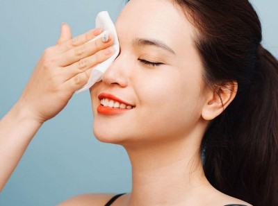 Không trang điểm, chỉ thoa kem chống nắng thì có cần tẩy trang không?