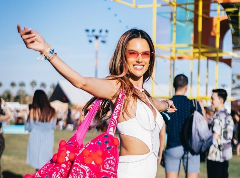 Lễ hội Coachella đến rồi, mau xem các chị em lên đồ đi quẩy như thế nào thôi 