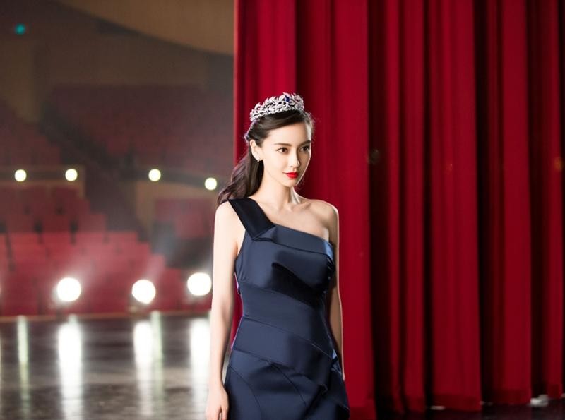 Khởi đầu nhạt nhòa cho đến cú bứt phá khi diện 100 bộ haute couture của Angelababy 