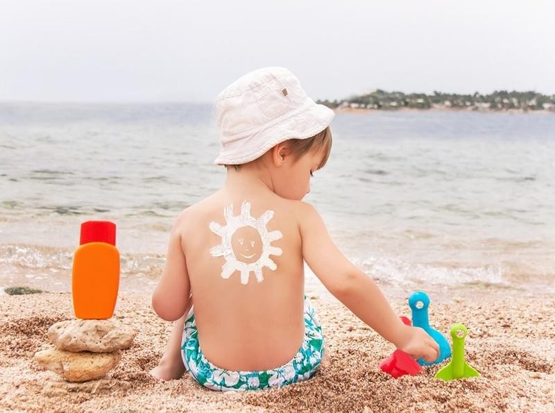 Thoa kem chống nắng từ bé sẽ giúp giảm nguy cơ mắc u ác tính
