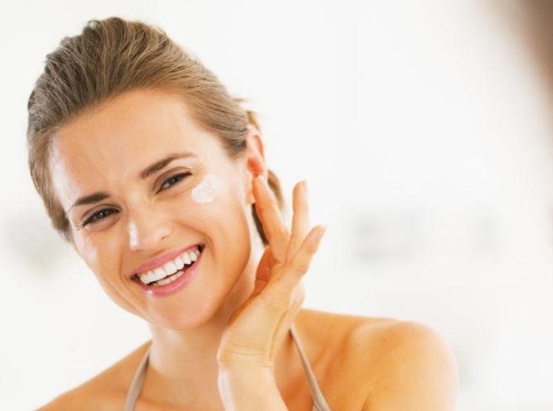Làm thế nào để chống nắng phù hợp cho vùng da mắt nhạy cảm?