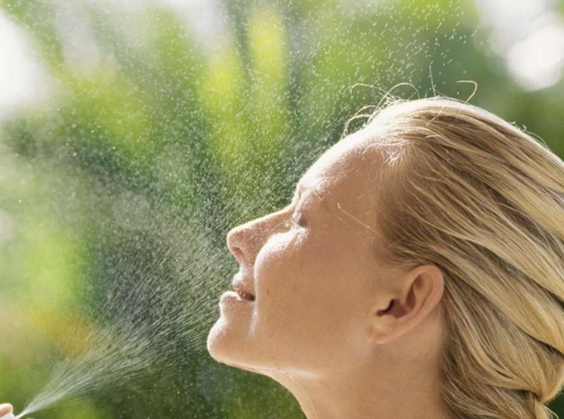 Xịt khoáng - Cứu tinh ngày hè của chị em, liệu có dễ dùng?